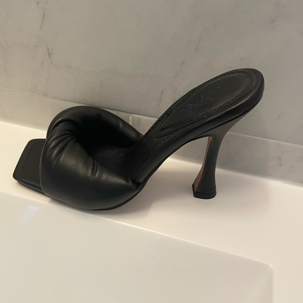 Black heels Bottega look alike